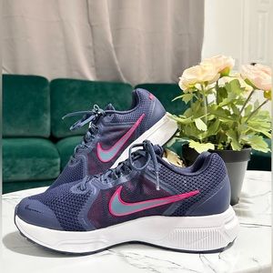 Nike woman air zoom , size 8 , color : navy blue.